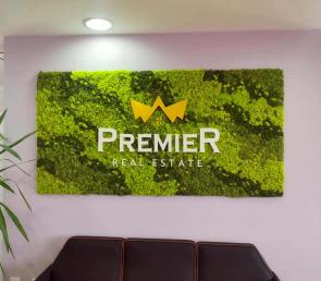 Табела от скандинавски мъх с лого за Premier